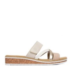 Klapki Rieker. Brązowe klapki Rieker, bez wzorów, bez obcasa, bez zapięcia. Za 289.99 zł.