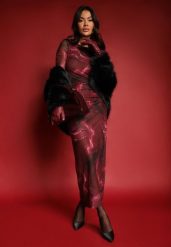 Bordowa Dopasowana Sukienka z Siateczkowego Materiału z Wiskozą Zdobiona Rozcięciem Naliriel. Czerwone sukienki Renee, na spotkanie biznesowe, l, z aplikacjami, z materiału, eleganckie, bez kołnierzyka, bez ramiączek, maxi, dopasowane. W wyprzedaży za 119.99 zł.