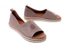 ARTIKER RELAKS 50C0853 ciemnobeżowy, sandały damskie. Brązowe sandały Artiker Relaks, bez wzorów, ze skóry, bez obcasa, bez zapięcia. Za 274.90 zł.