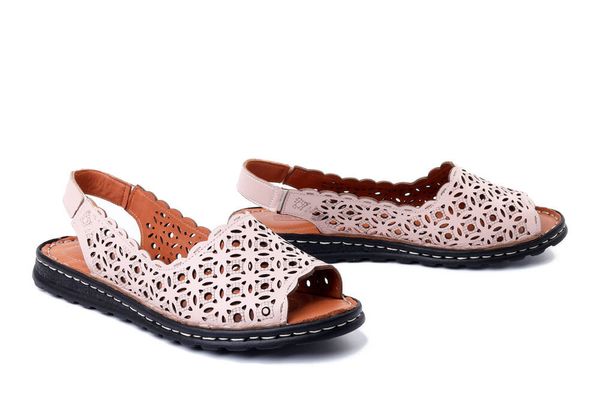 ARTIKER RELAKS 52C0436 różowy, sandały damskie. Czerwone sandały Artiker Relaks, w ażurowe wzory, ze skóry, bez obcasa, bez zapięcia. Za 229.90 zł.