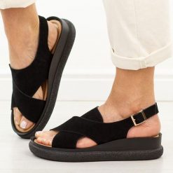 Czarne skórzane sandały damskie T.Sokolski 493. Czarne sandały Sokolski, bez wzorów, z jeansu, casualowe, bez obcasa, na platformie, bez zapięcia. W wyprzedaży za 201.52 zł.