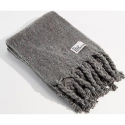 Gruby szal z frędzlami - Szary. Szare szaliki i kominy Mohito. Za 69.99 zł.
