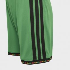 Podstawowe szorty dla dzieci Jamajka 26 x Bob Marley. Zielone szorty adidas, bez wzorów, sportowe. Za 179.00 zł.