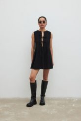 Bawełniana sukienka z wiązaniem na dekolcie w kolorze CZARNYM - LOVER-XS/S. Czarne sukienki Marsala, m, bez wzorów, z bawełny, bez kołnierzyka, bez ramiączek, rozkloszowane. W wyprzedaży za 131.96 zł.