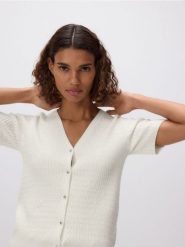 Kardigan ze strukturalnym splotem - kremowy. Białe swetry Reserved, l, bez wzorów, z dzianiny, bez ramiączek. Za 99.99 zł.