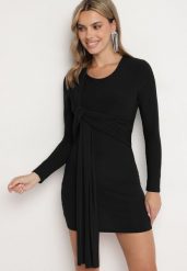 Czarna Dopasowana Sukienka z Ozdobnym Trenem Sevilaine. Czarne sukienki Born2be, m, bez wzorów, eleganckie, bez kołnierzyka, bez ramiączek, mini, dopasowane. W wyprzedaży za 93.49 zł.