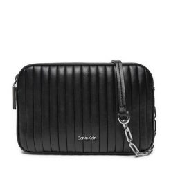 Torebka Calvin Klein. Czarne listonoszki Calvin Klein, bez wzorów, bez dodatków. Za 299.99 zł.