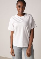 Biały T-shirt z Bawełny Typu Oversize Nedika. Białe t-shirty Born2be, m, bez wzorów, z bawełny, klasyczne, bez kołnierzyka, bez ramiączek. Za 39.99 zł.
