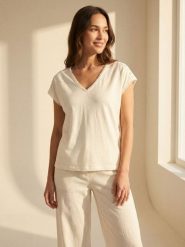 Bawełniana bluzka z dekoltem V - kremowy. Białe bluzki Sinsay, l, bez wzorów, z bawełny, bez kołnierzyka, bez ramiączek. Za 25.99 zł.