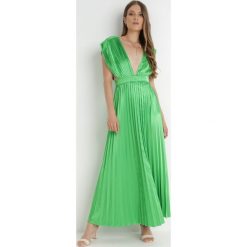 Zielona Sukienka Aedice. Zielone sukienki Born2be, l, bez wzorów, eleganckie, bez kołnierzyka, bez ramiączek, maxi, rozkloszowane. W wyprzedaży za 139.99 zł.