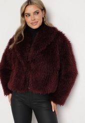 Bordowa Kurtka Futrzana o Krótkim Kroju z Szerokim Kołnierzem Riveti. Czerwone kurtki Born2be, m, bez wzorów, z futra, eleganckie, bez kaptura. W wyprzedaży za 230.99 zł.