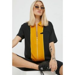 Vans koszula damska kolor czarny regular z kołnierzykiem klasycznym. Czarne koszule Vans, m, bez wzorów, z wiskozy, klasyczne, bez kołnierzyka, bez ramiączek. W wyprzedaży za 259.99 zł.