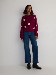 Sweter z ozdobnymi aplikacjami - intensywny róż. Czerwone swetry Reserved, l, z aplikacjami, z dzianiny, bez ramiączek. W wyprzedaży za 119.99 zł.