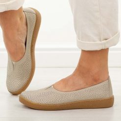 Beżowe skórzane Polskie półbuty damskie Gregors 1189. Brązowe półbuty wsuwane GREGORS, na jesień, bez wzorów, z jeansu, casualowe, z okrągłym noskiem, bez obcasa, na płaskiej podeszwie. Za 379.00 zł.