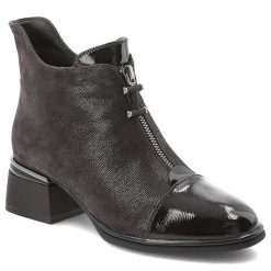 Botki damskie D&A o eleganckim fasonie z ozdobnym zamkiem lakierowanymi detalami i stabilnym obcasem ciemnobrązowe, CR62-3193 Chocolate. Brązowe botki S.BARSKI, bez wzorów, z jeansu, biznesowe, bez obcasa, na obcasie, bez zapięcia. Za 469.00 zł.