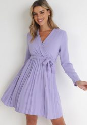 Fioletowa Sukienka Plisowana z Kopertowym Dekoltem i Paskiem Minesia. Fioletowe sukienki Born2be, m, bez wzorów, z materiału, eleganckie, bez kołnierzyka, bez ramiączek, mini, kopertowe. W wyprzedaży za 76.49 zł.