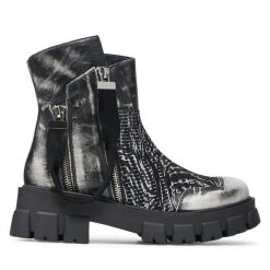 Botki Maciejka. Czarne botki Maciejka, bez wzorów, bez obcasa, na słupku, bez zapięcia. Za 369.99 zł.