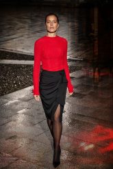 Bluzka z ozdobnymi rękawami czerwona. Czerwone bluzki MOODO, l, bez wzorów, z elastanu, bez kołnierzyka, bez ramiączek. Za 89.99 zł.