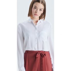 Koszula o klasycznym kroju - Biały. Koszule Cropp. W wyprzedaży za 19.99 zł.