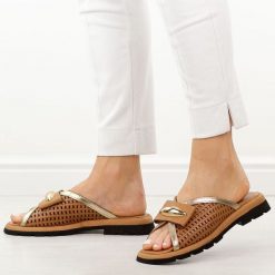 Brązowe skórzane klapki damskie T.Sokolski 26008. Brązowe klapki Sokolski, z aplikacjami, ze skóry, casualowe, bez obcasa, na płaskiej podeszwie, bez zapięcia. Za 299.00 zł.