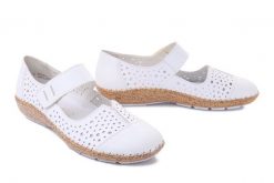 RIEKER 44880-80 white, półbuty letnie damskie. Białe półbuty wsuwane Rieker, na lato, w ażurowe wzory, bez obcasa. Za 239.93 zł.