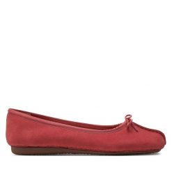 Baleriny Clarks. Czerwone baleriny Clarks, bez wzorów, bez obcasa, bez zapięcia. Za 299.99 zł.