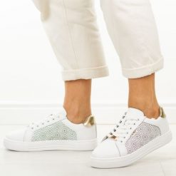 Białe skórzane półbuty damskie Filippo Dp7592/26. Białe półbuty wsuwane Filippo, na jesień, w ażurowe wzory, z jeansu, eleganckie, z okrągłym noskiem, bez obcasa, na koturnie. Za 219.00 zł.