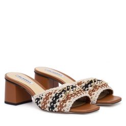 Klapki KARL LAGERFELD. Klapki KARL LAGERFELD, bez wzorów, bez obcasa, bez zapięcia. Za 842.99 zł.