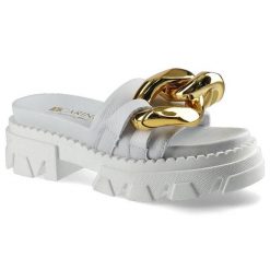 Klapki damskie Carinii, klapki na platformie cholewka z gładkiej skóry naturalnej szeroki pasek z ozdobnym metalowym łańcuchem masywna traktorowa pod. Białe klapki Carinii, z aplikacjami, ze skóry, eleganckie, bez obcasa, na platformie, bez zapięcia. Za 259.00 zł.