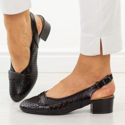 Czarne czółenka damskie na obcasie Jezzi asa200-18. Czarne czółenka Jezzi, na lato, w ażurowe wzory, ze skóry, casualowe, z okrągłym noskiem, bez obcasa, na obcasie, bez zapięcia. Za 199.00 zł.