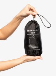 Peleryna turystyczna Trekmates Tour Poncho - black. Czarne kurtki przeciwdeszczowe TREKMATES, na zimę, bez wzorów, z materiału, bez kaptura, rowerowe. Za 159.99 zł.