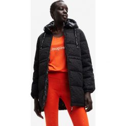 Desigual kurtka damska kolor czarny zimowa. Czarne kurtki Desigual, na zimę, l, bez wzorów, z kapturem. W wyprzedaży za 659.99 zł.