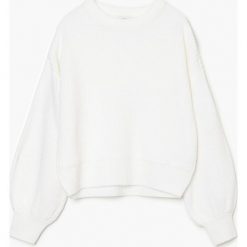 Biały sweter oversize - Biały. Białe swetry Cropp, l, bez wzorów, z dzianiny, bez ramiączek. Za 79.99 zł.