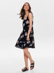 ONLY Sukienka "Karmen" w kolorze czarnym rozmiar: 36. Czarne sukienki ONLY, bez wzorów, z wiskozy, bez kołnierzyka, bez ramiączek, mini, rozkloszowane. Za 110.55 zł.