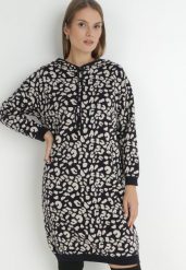 Czarno-Biała Sukienka Sweterkowa z Kapturem w Cętki Hinu. Czarne sukienki Born2be, na co dzień, m, bez wzorów, eleganckie, bez kołnierzyka, bez ramiączek, midi, dopasowane. W wyprzedaży za 152.99 zł.