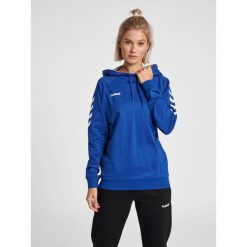 Bluza damska z kapturem Hummel hmlGO. Niebieskie bluzy Hummel, na wiosnę, xs, z aplikacjami, z bawełny, klasyczne, bez ramiączek, z kapturem. Za 217.50 zł.