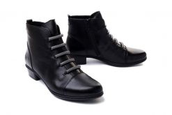 RIEKER Y0769-00 black, botki damskie. Czarne botki Rieker, bez wzorów, bez obcasa, na obcasie, bez zapięcia. Za 221.94 zł.