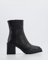SKÓRZANE BOTKI DAMSKIE 0431321050D BLAC. Botki Venezia, bez wzorów, ze skóry, bez obcasa, bez zapięcia. Za 419.00 zł.