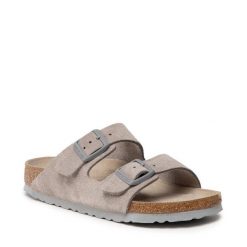 Klapki Birkenstock. Szare klapki Birkenstock, bez wzorów, bez obcasa, bez zapięcia. Za 589.99 zł.
