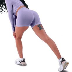 Techniczne szorty z efektem push-up i idealną sylwetką. Czerwone szorty R-EVENGE, bez wzorów, z elastanu. Za 131.89 zł.