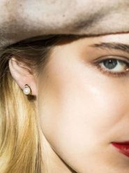 CARATELLI Złote kolczyki-wkrętki "Kochani" z diamentami i perłami rozmiar: onesize. Białe kolczyki CARATELLI, z diamentem, złote. Za 1,674.99 zł.