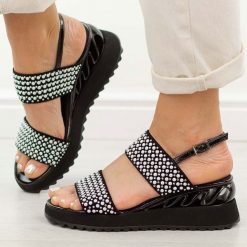 Czarne skórzane sandały damskie na koturnie DiA 3067. Czarne sandały DiA, bez wzorów, ze skóry, casualowe, bez obcasa, na koturnie, bez zapięcia. Za 399.00 zł.