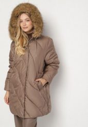 Brązowa Kurtka z Asymetrycznym Pikowaniem i Kapturem z Futerkiem Ruvita. Brązowe kurtki Born2be, plus size, bez wzorów, z dzianiny. Za 279.99 zł.