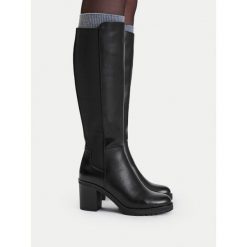 Kozaki JENNY. Czarne kozaki Jenny, bez wzorów, bez obcasa, na słupku, bez zapięcia. Za 229.99 zł.