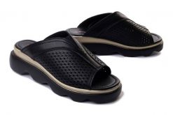 ARTIKER RELAKS 52C1532 czarny, klapki damskie. Czarne klapki Artiker Relaks, bez wzorów, z gumy, bez obcasa, na koturnie, bez zapięcia. Za 189.90 zł.