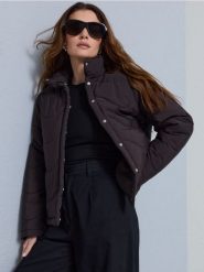 Pikowana kurtka puffer ze stójką - brązowy. Brązowe kurtki Sinsay, l, bez wzorów, bez kaptura. Za 69.99 zł.