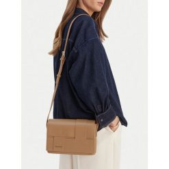 Torebka GINO ROSSI. Brązowe listonoszki Gino Rossi, bez wzorów, bez dodatków. Za 179.99 zł.