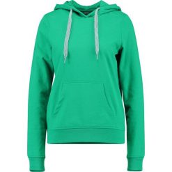 Vero Moda VMGINA HOODIE Bluza z kapturem pepper green. Niebieskie bluzy marki comma casual identity, z materiału, casualowe. W wyprzedaży za 134.25 zł.