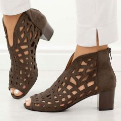 C.Brązowe sandały damskie na obcasie z zakrytą piętą M.Daszyński 1954-15 26. Brązowe sandały M.Daszyński, w ażurowe wzory, z materiału, eleganckie, bez obcasa, na obcasie, bez zapięcia. Za 189.00 zł.