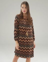 Wzorzysta sukienka z wiązaniem. Brązowe sukienki Unisono, s, bez wzorów, z tkaniny, bez kołnierzyka, bez ramiączek, rozkloszowane. Za 169.00 zł.